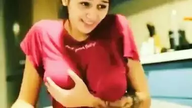 Huge boob desi babe squeezing her boobs