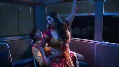 Chalti Bus Me Raseeli Bhabhi Ki Choot Li