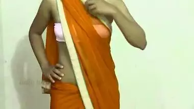 Slim young aunty wearing sari showing huge cleavage and hot navel