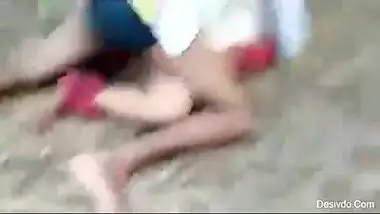 Desisex video of a chubby girl enjoying outdoor sex with boyfriend’s friend