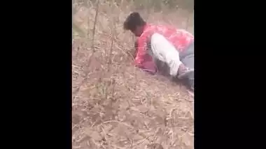 Desi lover boy fucking girl in jungle caught red handed