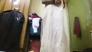 Desi wife nude selfie for her boyfriend video goes live