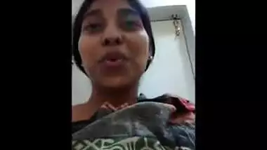 Desi aunty recorded her topless body on cam