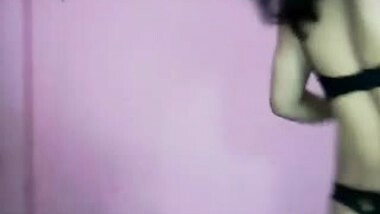 Indian chubby babe enjoy touching herself.