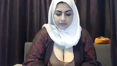 Sexy Muslim Bhabhi Flaunting Big Boobs On Camera