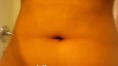 Desi beauty College Girl recording Nude body at bathroom Mms