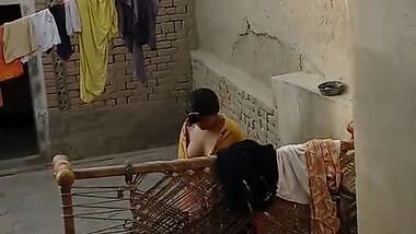 Desi village bhabhi bathing viral clip