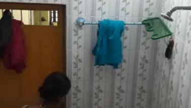 Sexy NRI Bhabhi bathing desi