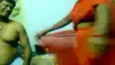 Desi Mature Aunty In Red Saree Fuking wid Lover 