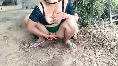 Desi Milf Wife Pussy Fingering Showing Big Ass Outdoor Porn In Field