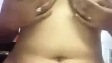 Beautiful babe show her big boob