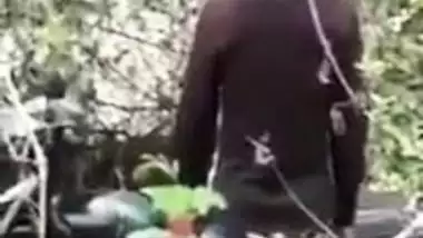 Nepali couple’s outdoor xxx video on a bike