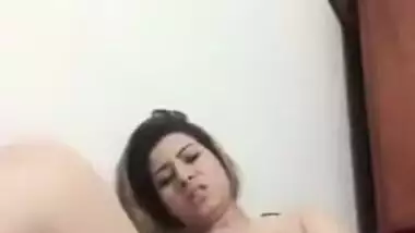 MMS video of Desi MILF who poses naked and masturbates for XXX audience