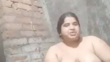 Busty Bengali bhabhi viral nude bath video