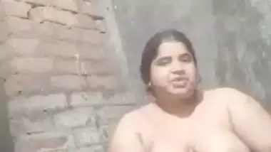 Busty Bengali bhabhi viral nude bath video