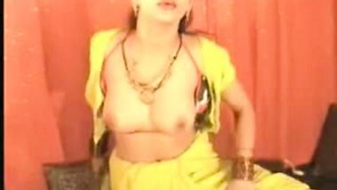 Hot Northindian B Grade Actress expose her Boobs & Pussy