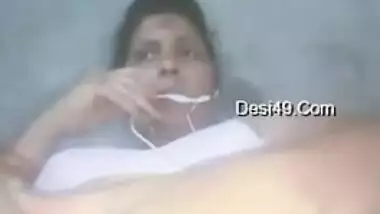 Sex toy and porn fingering help the Desi woman receive pleasure