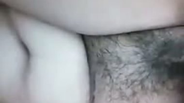 Man licks his young GF’s hairy pussy in Indian porn