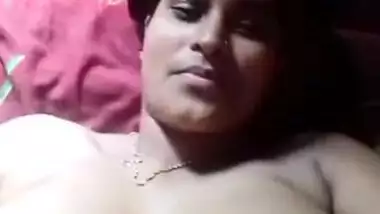 Indian sexy aunty showing naked body on call