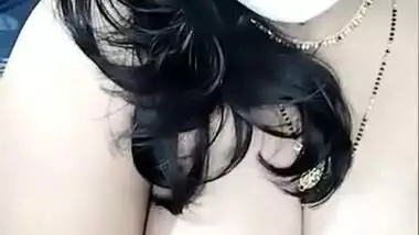 Juicy Desi XXX whore playing with her big milking boobs on cam
