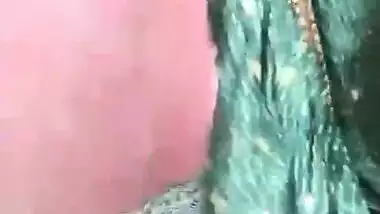 Horny desi bhabhi showing boobs on live in Green saree with Clear audio n moaning
