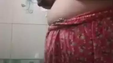 Desi milf wife showing her topless beauty