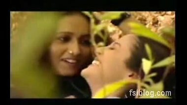 Raima Sen Kissing Mou Sultana – FSIBlog.com