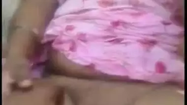 Indian aunty with bald pussy caught outdoor by lover in Desi mms clip