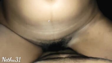 ක්ලාස් එකේ චුටී නංගී කොන්ඩම් දාගේන බලේන්ම පොල්ල උඩ වාඩිවෙලා 