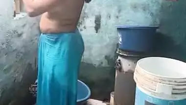 Voyeur XXX cam catches mature Desi female bathing topless outdoors