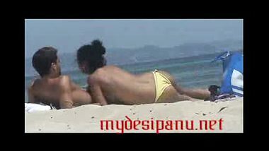 Desi bhabi sucking her lovers dick on sea beach mms