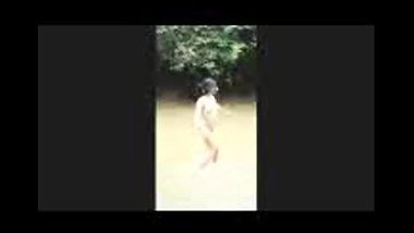 Fsiblog – Desi girl totally nude while outdoor bath on river MMS