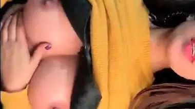 Desi babe showing boobs