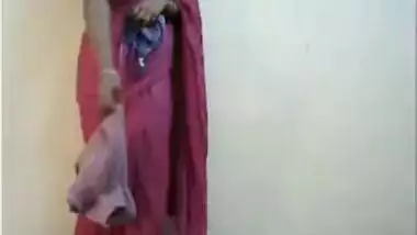 Amazing Indian XXX chick takes off her pink saree and shows boobs