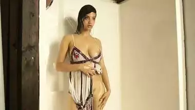 Beautiful Desi model seductively poses in shower in solo XXX chudai clip