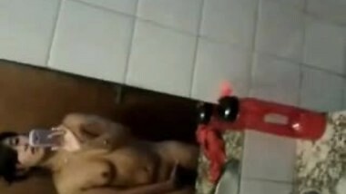 Selfshot Girl Fingering in Bathroom