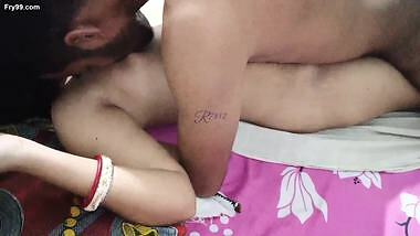 Maze lekar chudayi karwati hai bhabhi meri