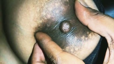 India Mengandung Tetek Bersusu