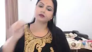 Horny Nri Bhabhi fungering her thursty pussy