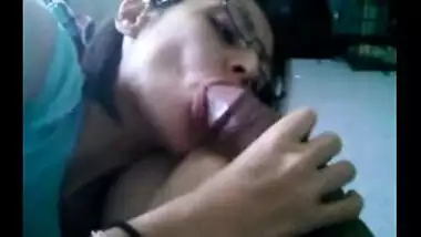 Indian sex video of sexy office secretary giving blowjob to manager
