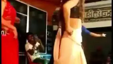 Indian dancer caught flashing tits outdoor for lovers in Desi mms video