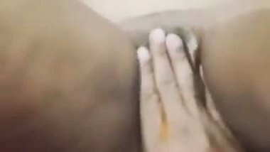 Satisfying desi MILF by Rubbing pussy with honey porn