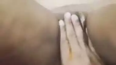 Satisfying desi MILF by Rubbing pussy with honey porn
