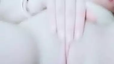 Super horny paki babe fingering