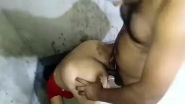 Desi MMS of a kinky husband fucking his wife with a carrot