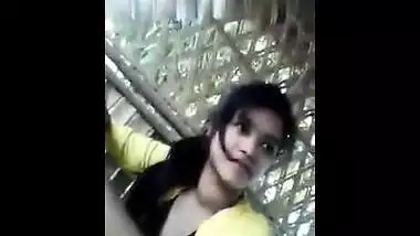 Mumbai teen girl gets her small boobs squeezed outdoors!