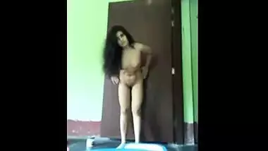 Bangladeshi bhabhi exposed her busty naked figure and talking dirty