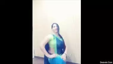 sexy aunty dancing
