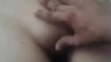 Sex Desi sleeps but her XXX partner rubs his dick against the vagina