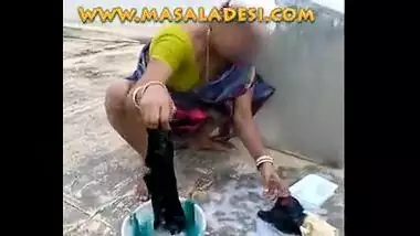 Desi Aunty Washing Clothes and flashing pussy in Saree